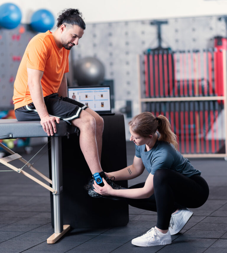 Anbringen von mobee med zur Durchführung der Körperanalyse