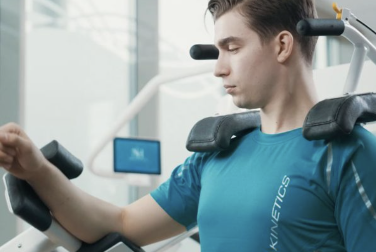 DAVID Health, Mann trainiert seine Schulter mit einem Trainingsgerät von DAVID